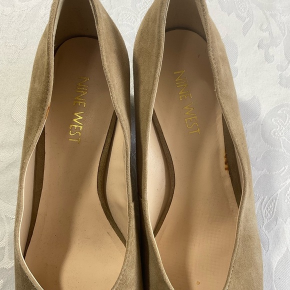Nine West Tan Suede Chunky Heel Pumps size 5 - Picture 4 of 5
